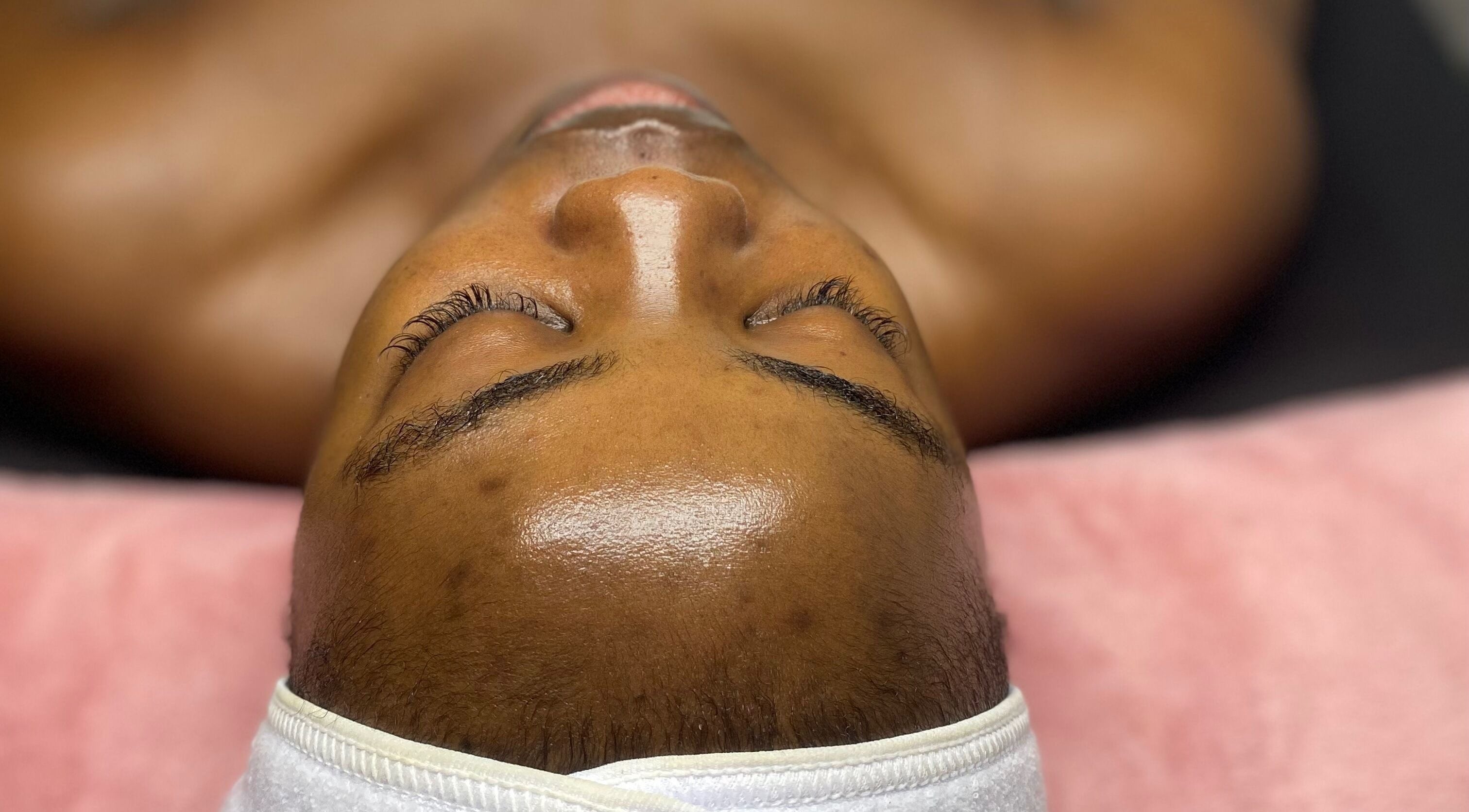 Soins visage relaxants chez Aesthetic by Maskara à Port-au-prince, Ouest, HT, sur une serviette rose.