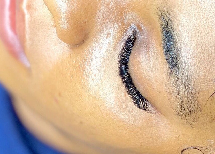 Extension de cils chez Aesthetic by Maskara à Port-au-prince, Ouest, HT, offrant un regard envoûtant.