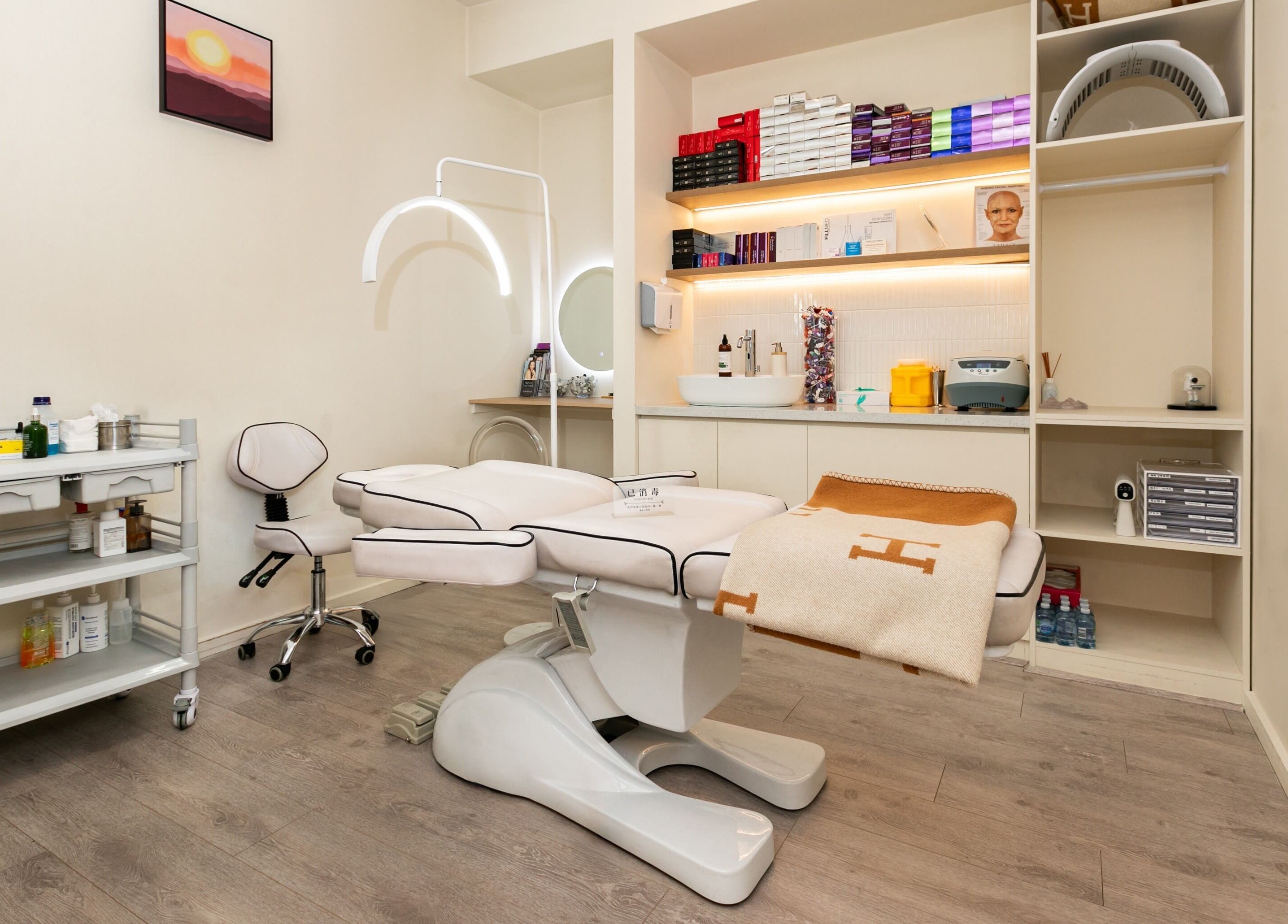 Yee Her Mineral spa treatment room with a modern table, Melbourne, Victoria, AU. Clean and relaxing ambiance.