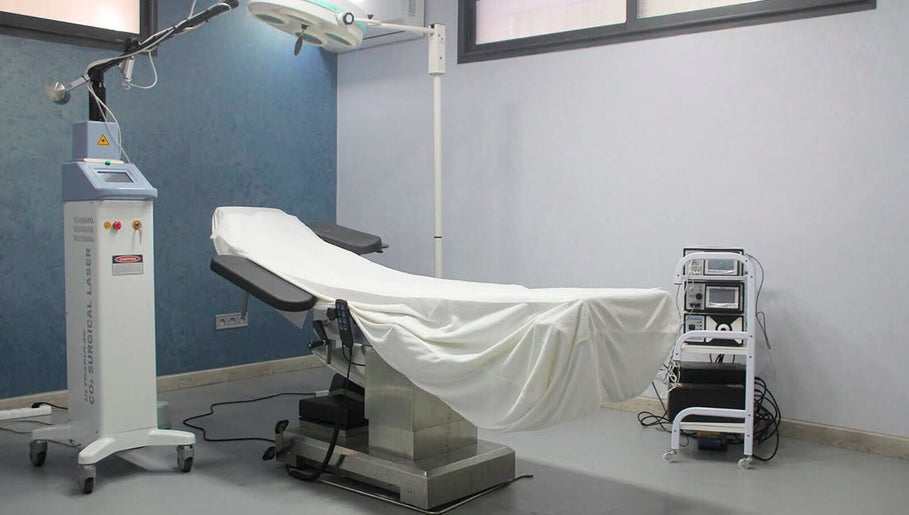 Salle de traitement laser à Looxwell, Casablanca, Casablanca-Settat, MA, avec équipements modernes.