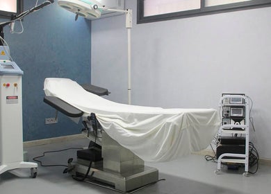 Salle de traitement laser à Looxwell, Casablanca, Casablanca-Settat, MA, avec équipements modernes.