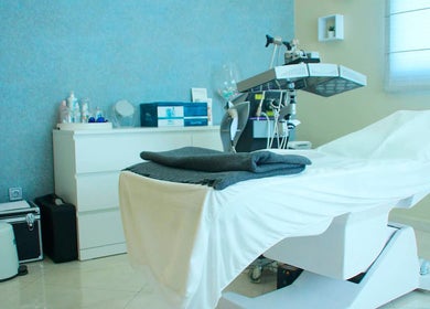 Salle de soins moderne chez Looxwell à Casablanca, Casablanca-Settat, MA, offrant détente et technologie.