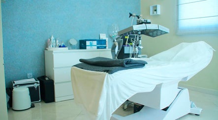 Salle de soins moderne chez Looxwell à Casablanca, Casablanca-Settat, MA, offrant détente et technologie.