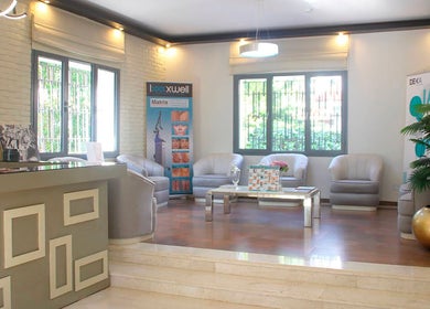 Salon spacieux et lumineux chez Looxwell à Casablanca, Casablanca-Settat, MA, avec mobilier moderne et décoration raffinée.