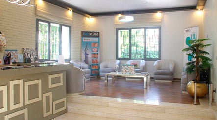 Salon spacieux et lumineux chez Looxwell à Casablanca, Casablanca-Settat, MA, avec mobilier moderne et décoration raffinée.