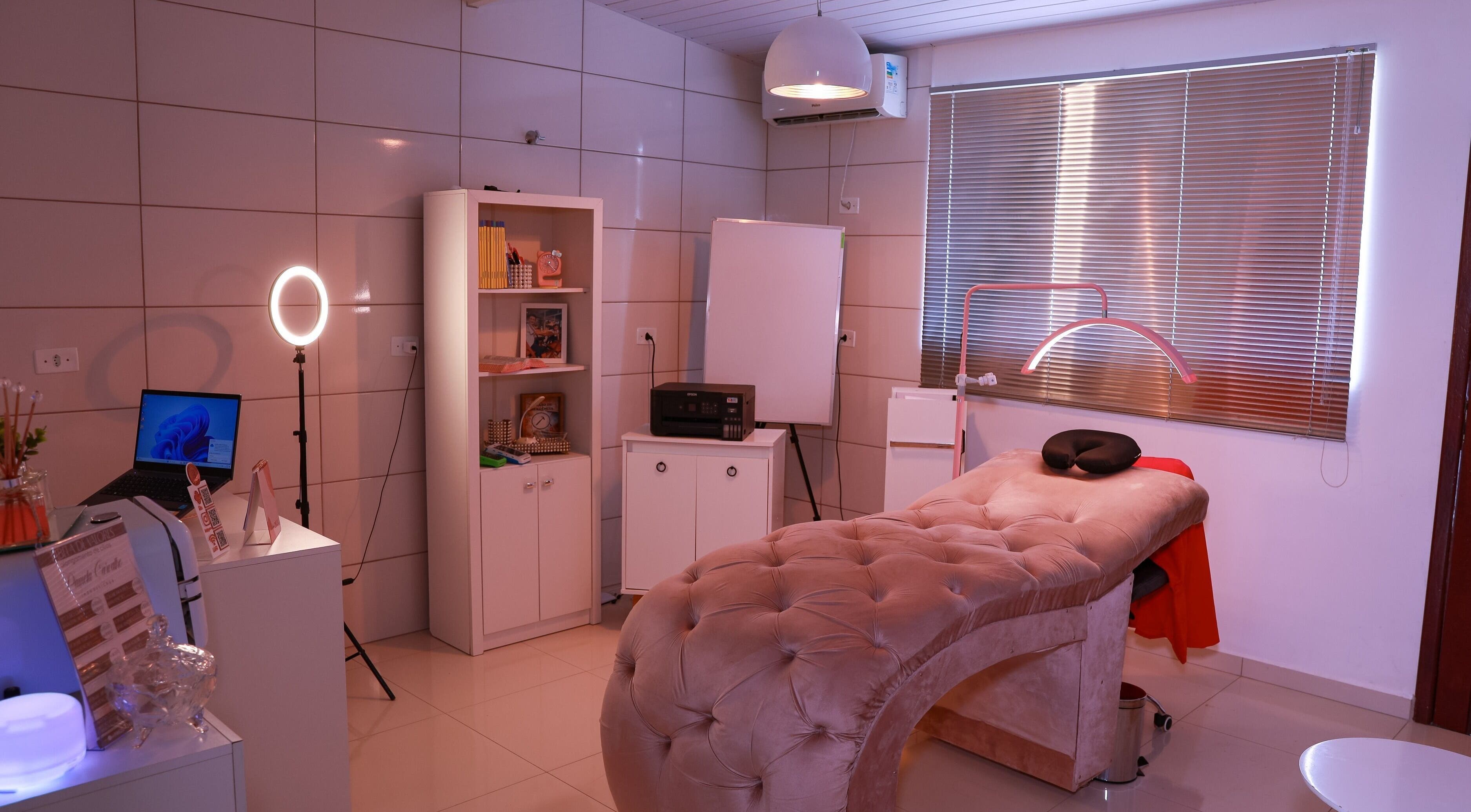 Sala de tratamento luxuosa na Paamlash, Santa Catarina, BR, com cama confortável e decoração acolhedora.