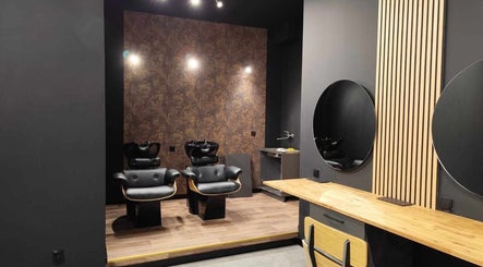 SHE & HE hair barber center imagem 2