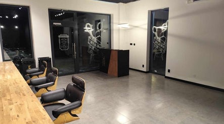 SHE & HE hair barber center imagem 3