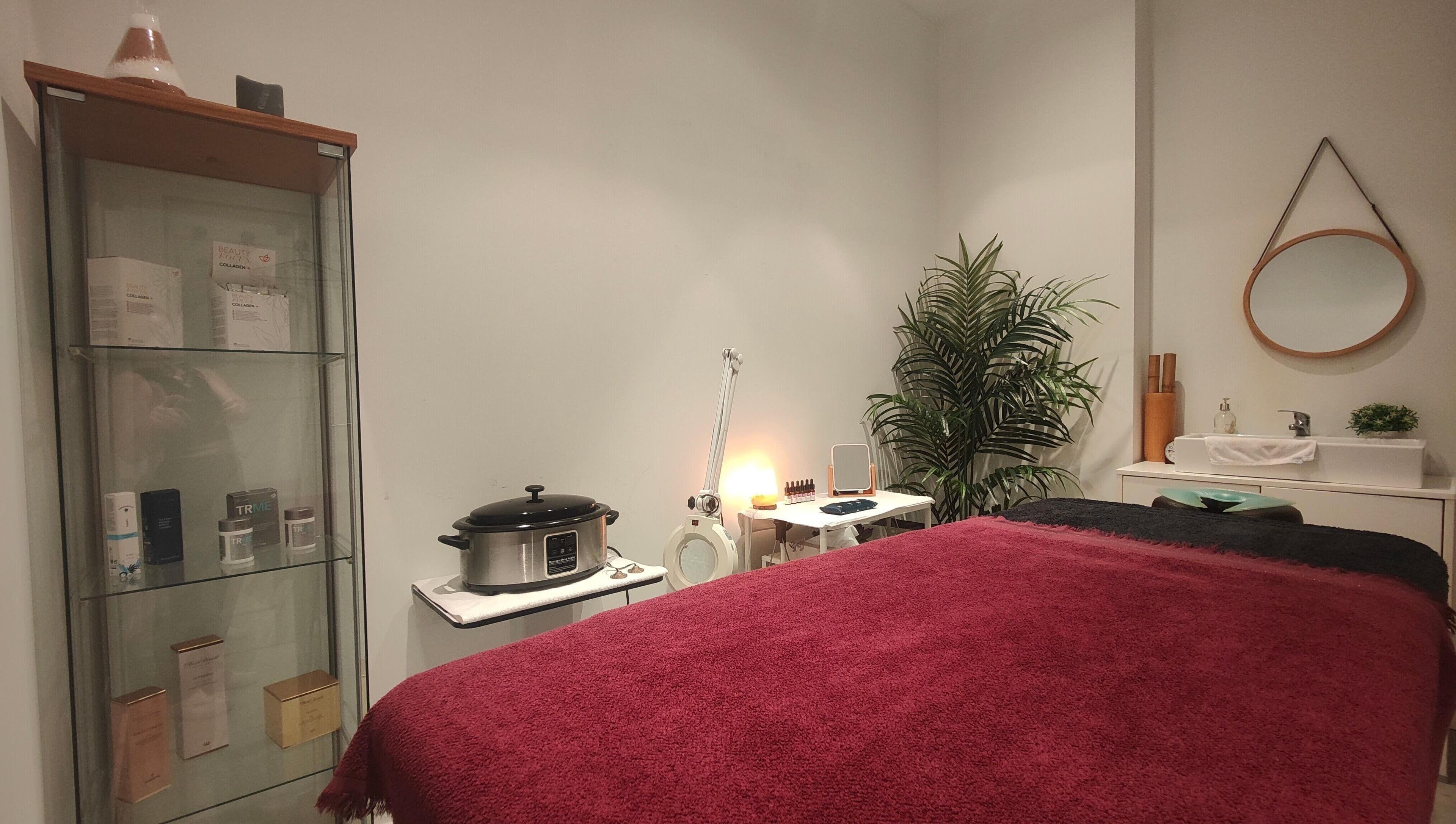 Sala de masajes elegante en L' eSPAi de Jen, Palma, Illes Balears, ES con decoración cálida y acogedora.