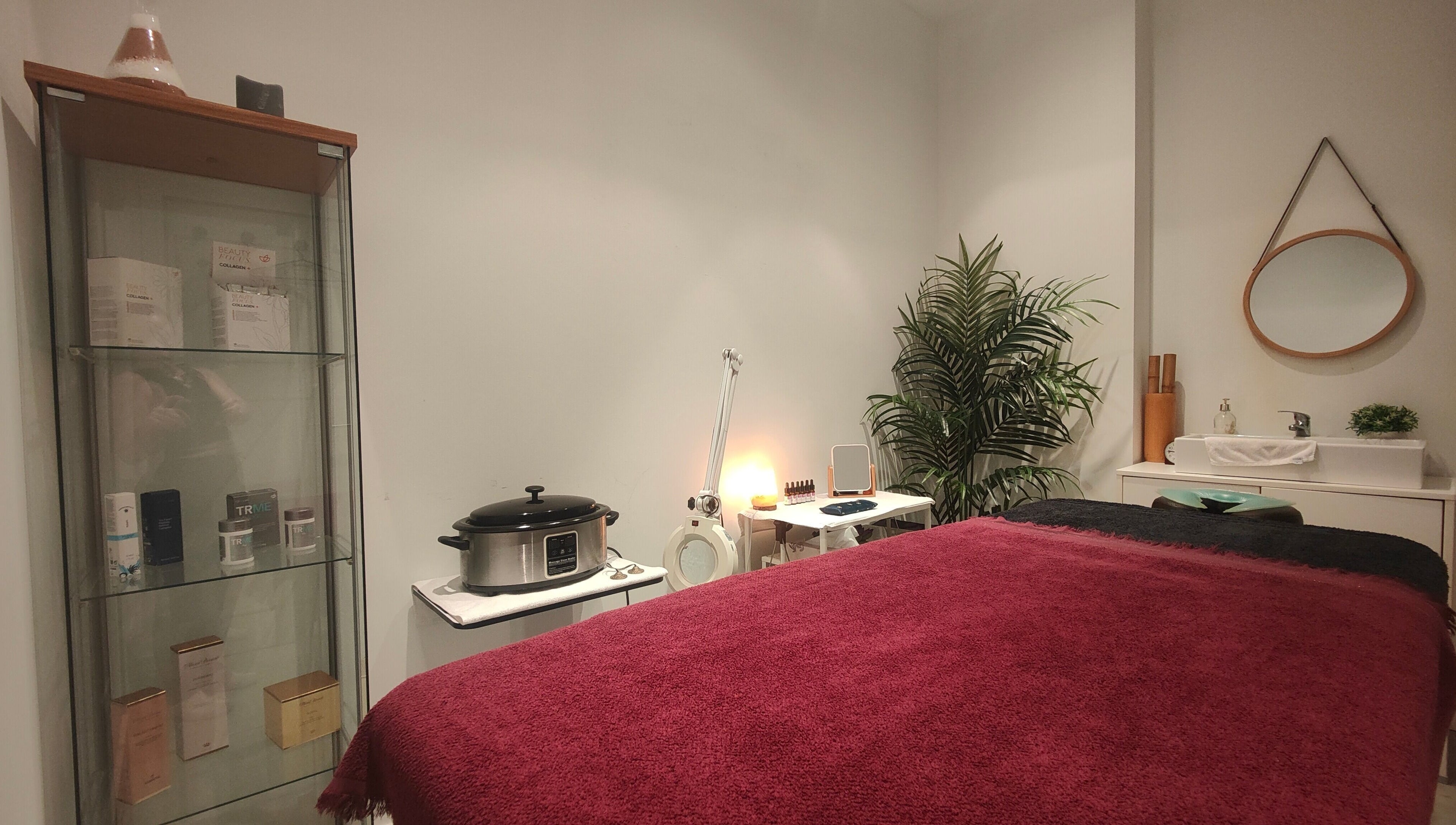 Sala de masajes elegante en L' eSPAi de Jen, Palma, Illes Balears, ES con decoración cálida y acogedora.