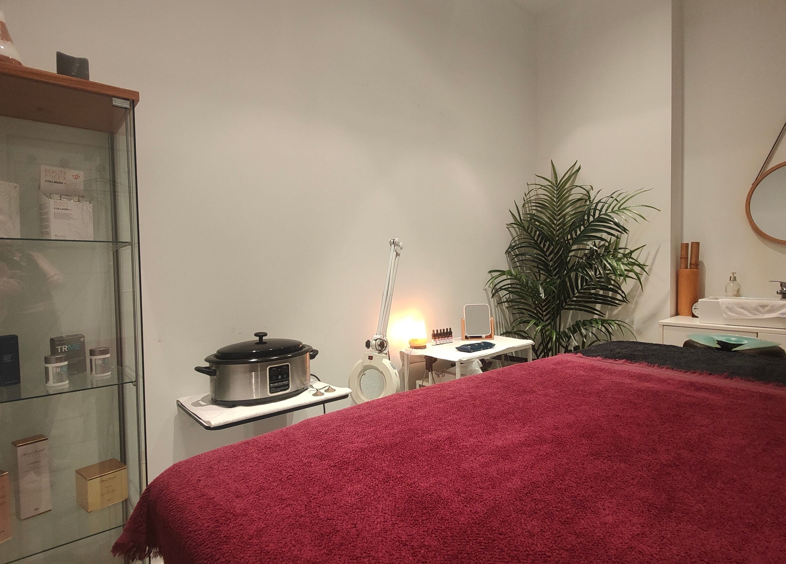 Sala de masajes elegante en L' eSPAi de Jen, Palma, Illes Balears, ES con decoración cálida y acogedora.