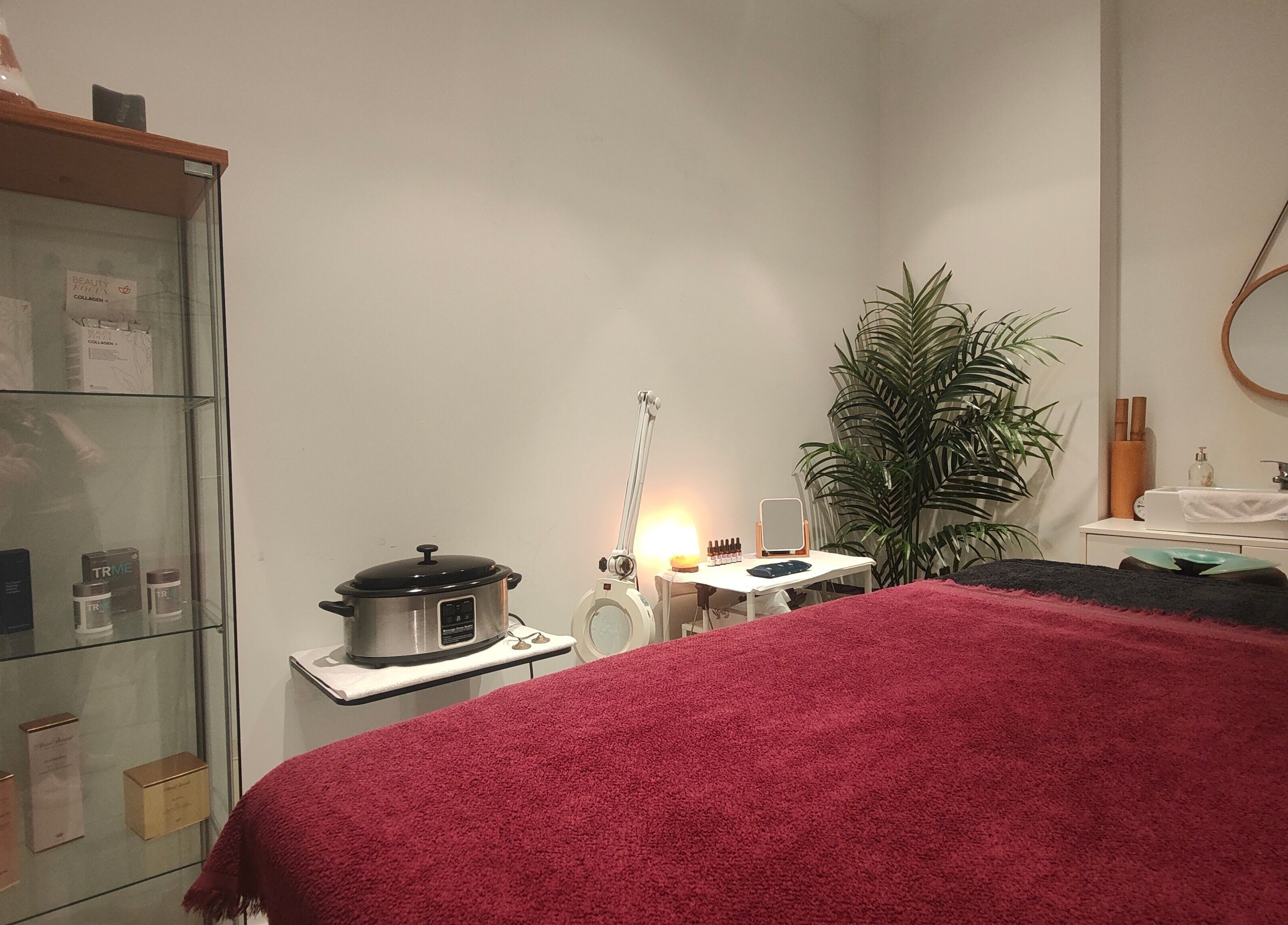 Sala de masajes elegante en L' eSPAi de Jen, Palma, Illes Balears, ES con decoración cálida y acogedora.