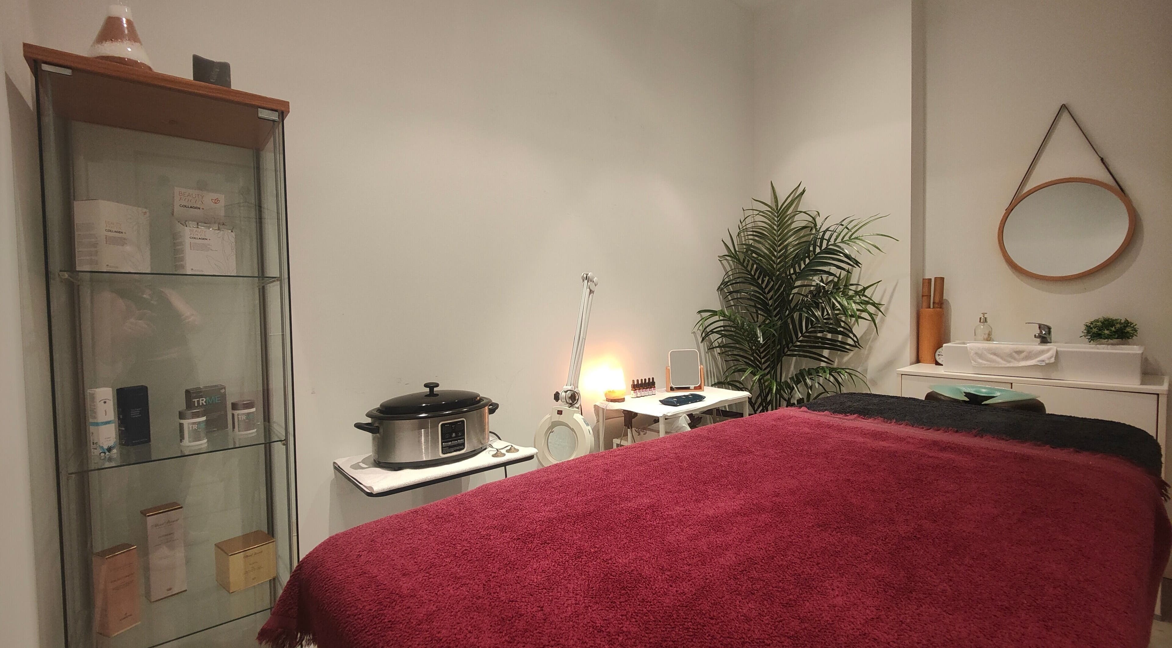 Sala de masajes elegante en L' eSPAi de Jen, Palma, Illes Balears, ES con decoración cálida y acogedora.