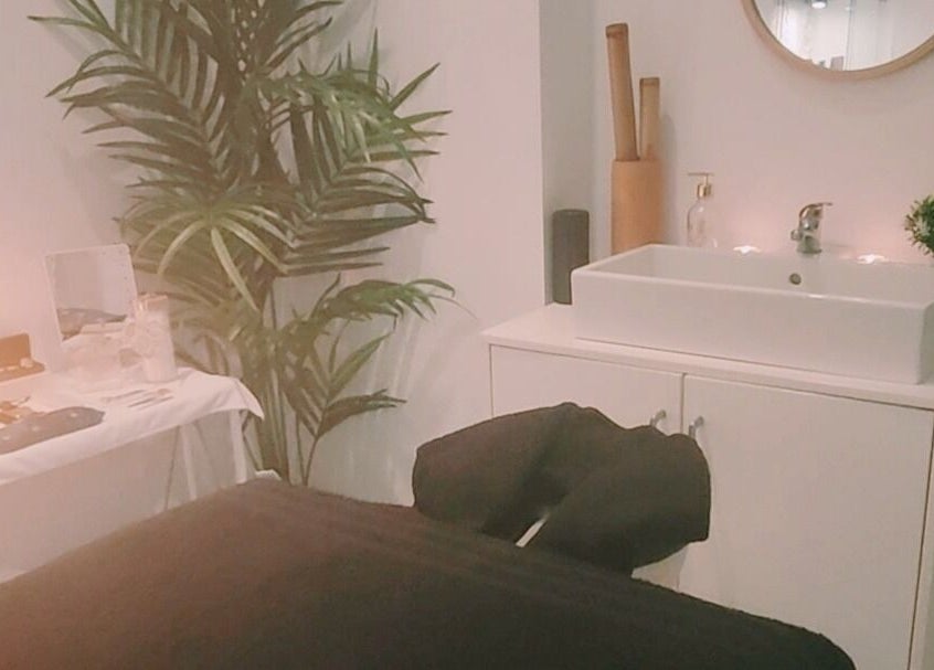 Sala de masajes relajante en L' eSPAi de Jen, Palma, Illes Balears, ES con ambiente cálido y acogedor.