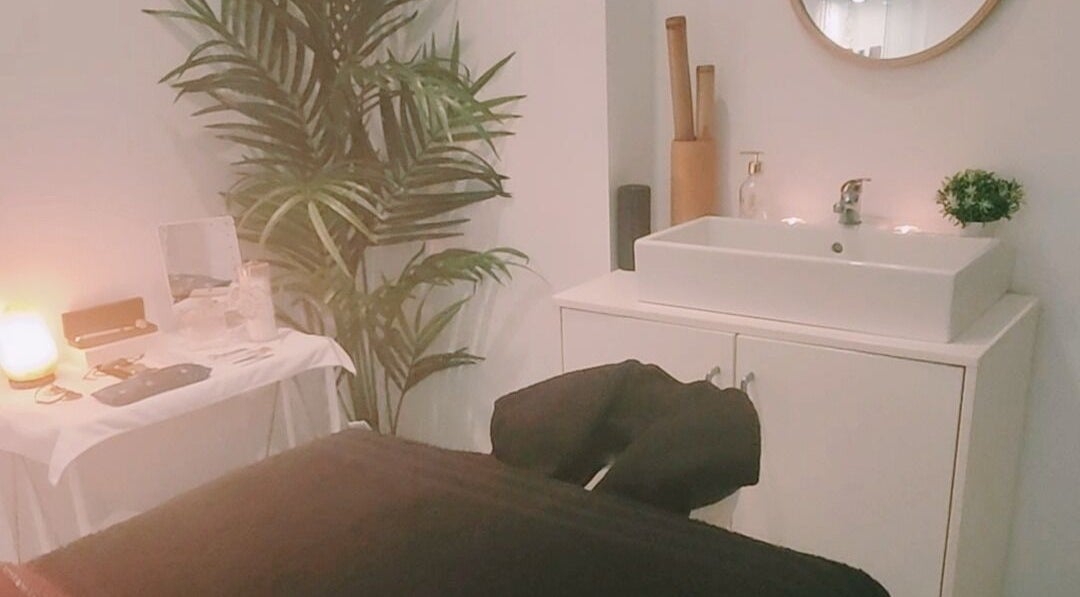 Sala de masajes relajante en L' eSPAi de Jen, Palma, Illes Balears, ES con ambiente cálido y acogedor.