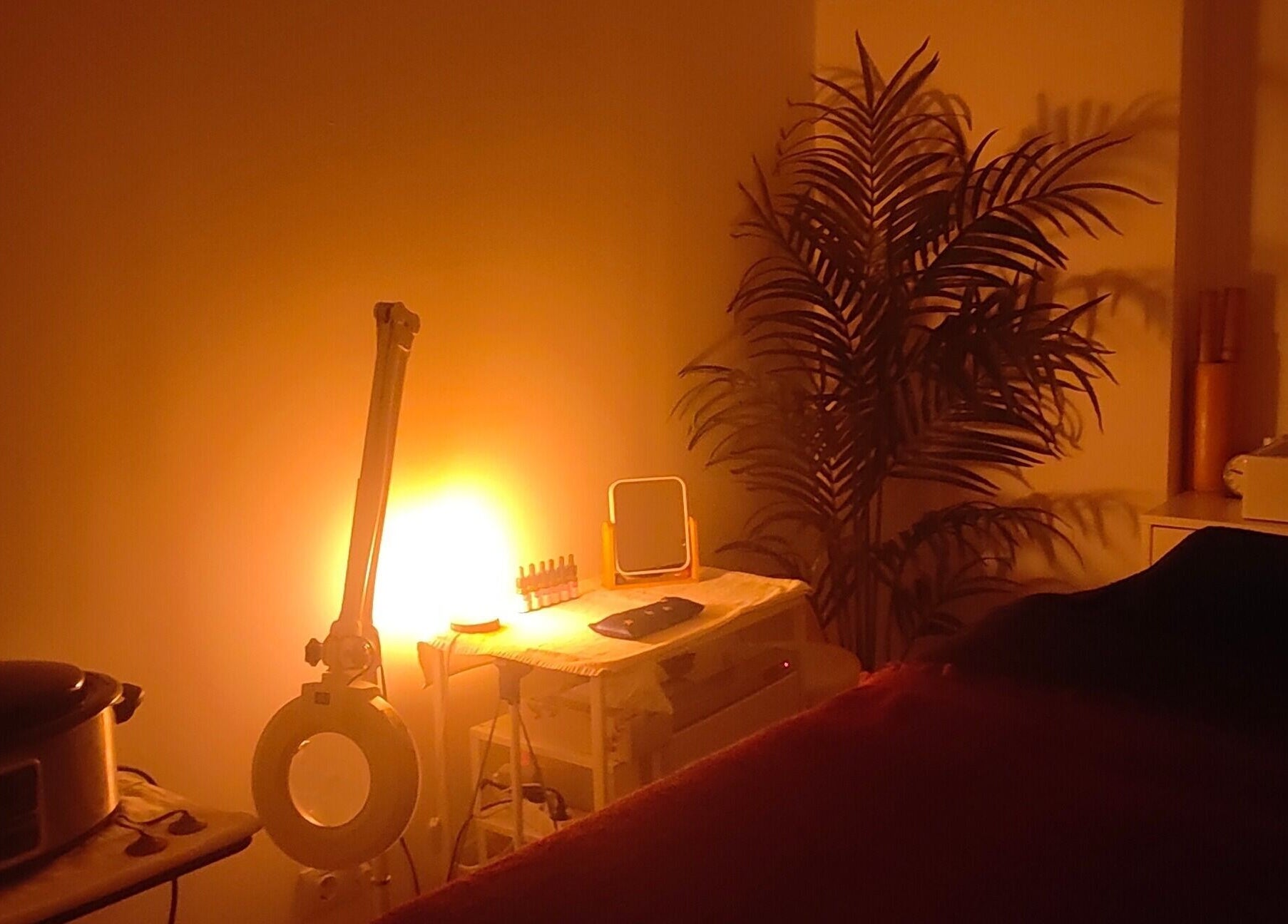 Ambiente relajante y cálido en L' eSPAi de Jen, Palma, Illes Balears, ES, con iluminación suave y decoración acogedora.