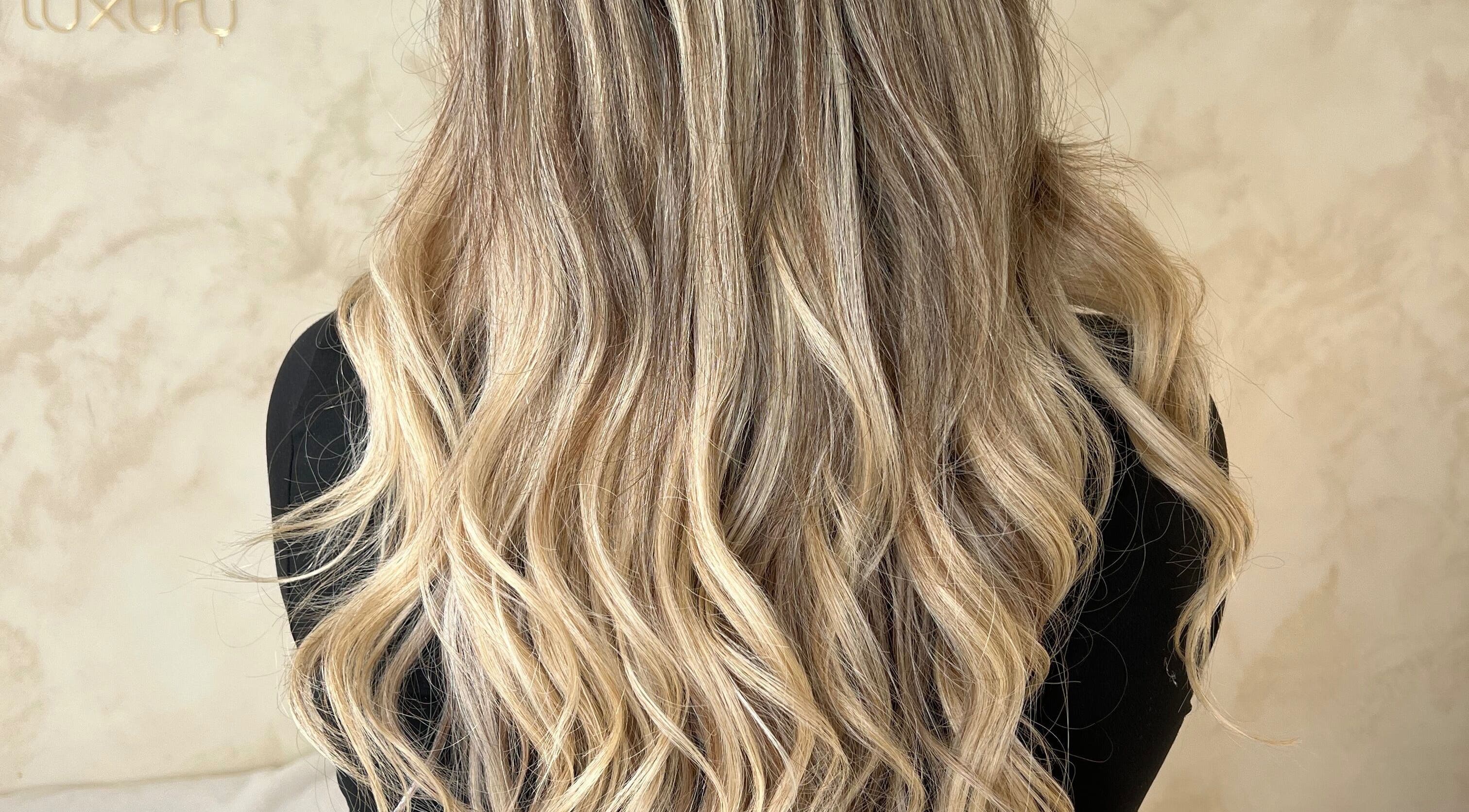 Cabelo loiro ondulado em YOURHAIRBYME, Amora, Setúbal, PT. Beleza e estilo requintado.