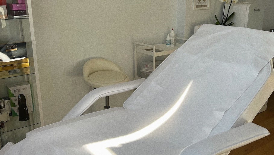 Modern treatment chair at Kati Aesthetics, London, England, GB, showcasing a serene beauty space.