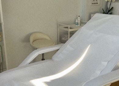 Modern treatment chair at Kati Aesthetics, London, England, GB, showcasing a serene beauty space.