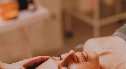 Massage apaisant au Sina beauty 95, Bessancourt, Île-de-France, FR. Bien-être et détente assurés.