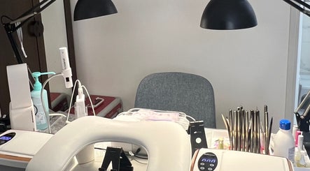 Poste de travail moderne à Sina Beauty 95, Bessancourt, Île-de-France, FR pour soins esthétiques.