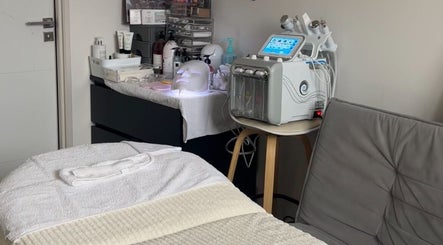 Salle de soins moderne à Sina Beauty 95, Bessancourt, Île-de-France, FR avec équipements avancés.