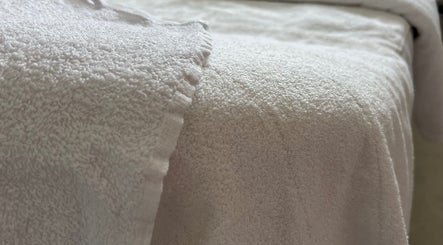 Serviette douce chez Sina Beauty 95 à Bessancourt, Île-de-France, FR pour un soin relaxant.