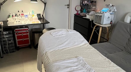 Salle de soins élégante à Sina Beauty 95, Bessancourt, Île-de-France, FR pour détente et beauté.