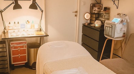 Salle de soins relaxante chez Sina Beauty 95, Bessancourt, Île-de-france, FR, offrant détente et soins.