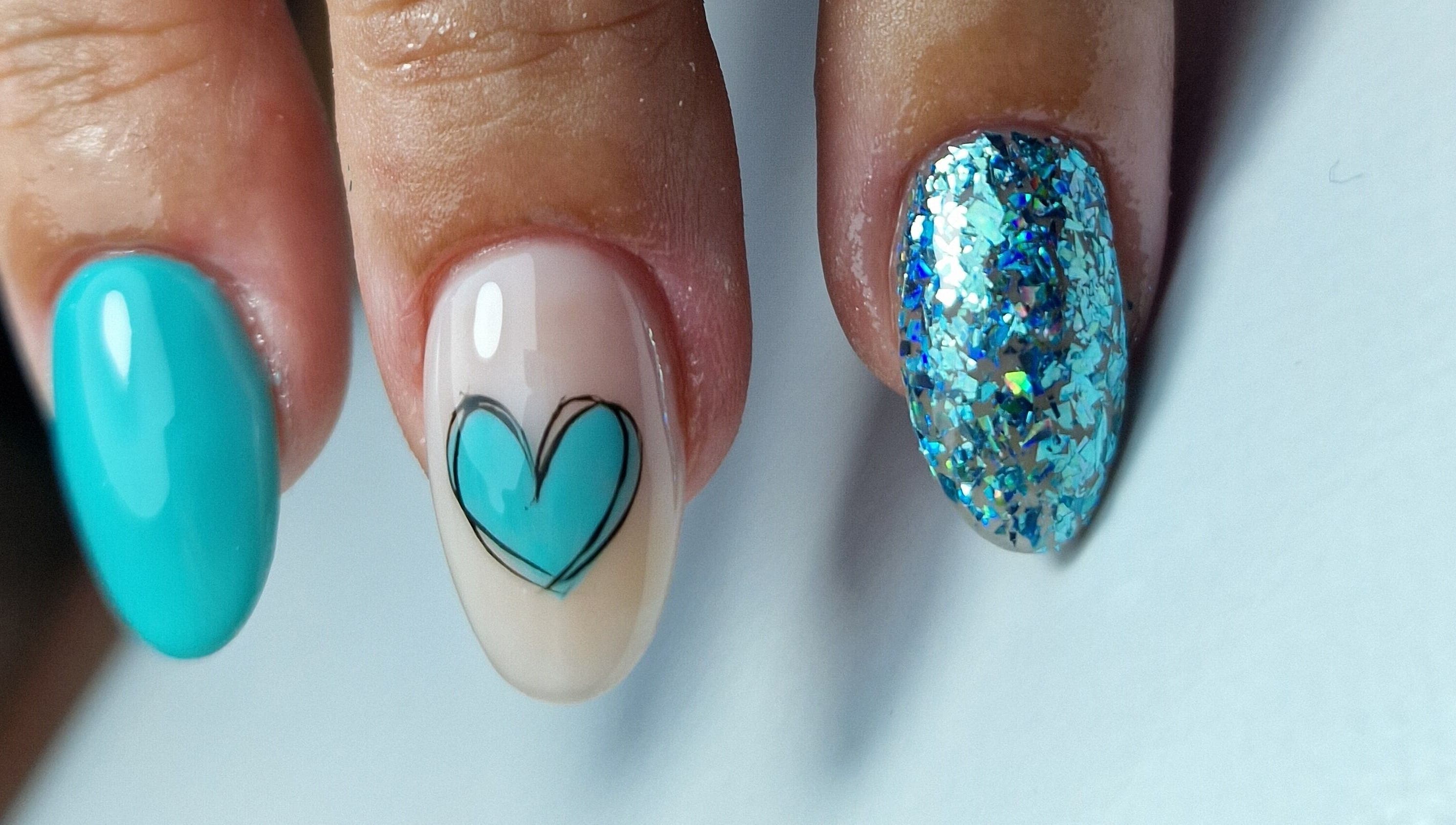 Arte de uñas azules con corazón en Arte y Ashé by Patry Glez, Madrid, Comunidad De Madrid, ES.