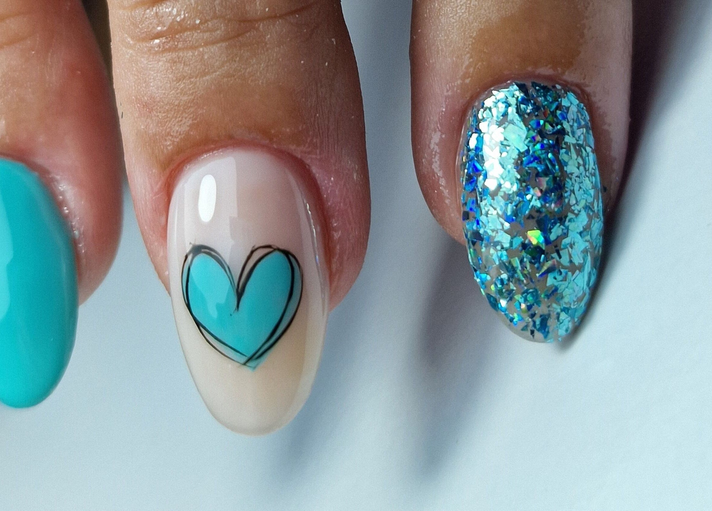 Arte de uñas azules con corazón en Arte y Ashé by Patry Glez, Madrid, Comunidad De Madrid, ES.