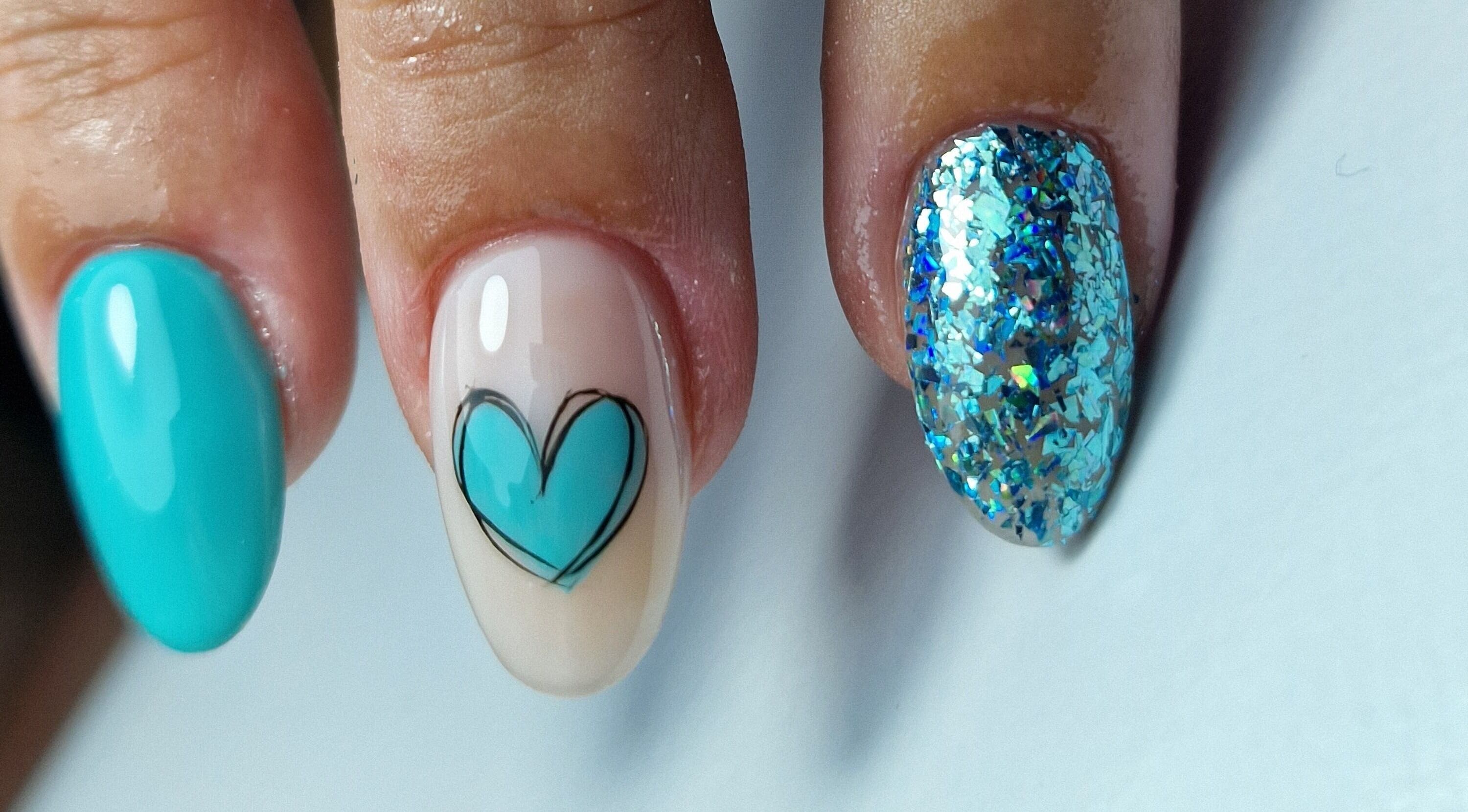 Arte de uñas azules con corazón en Arte y Ashé by Patry Glez, Madrid, Comunidad De Madrid, ES.