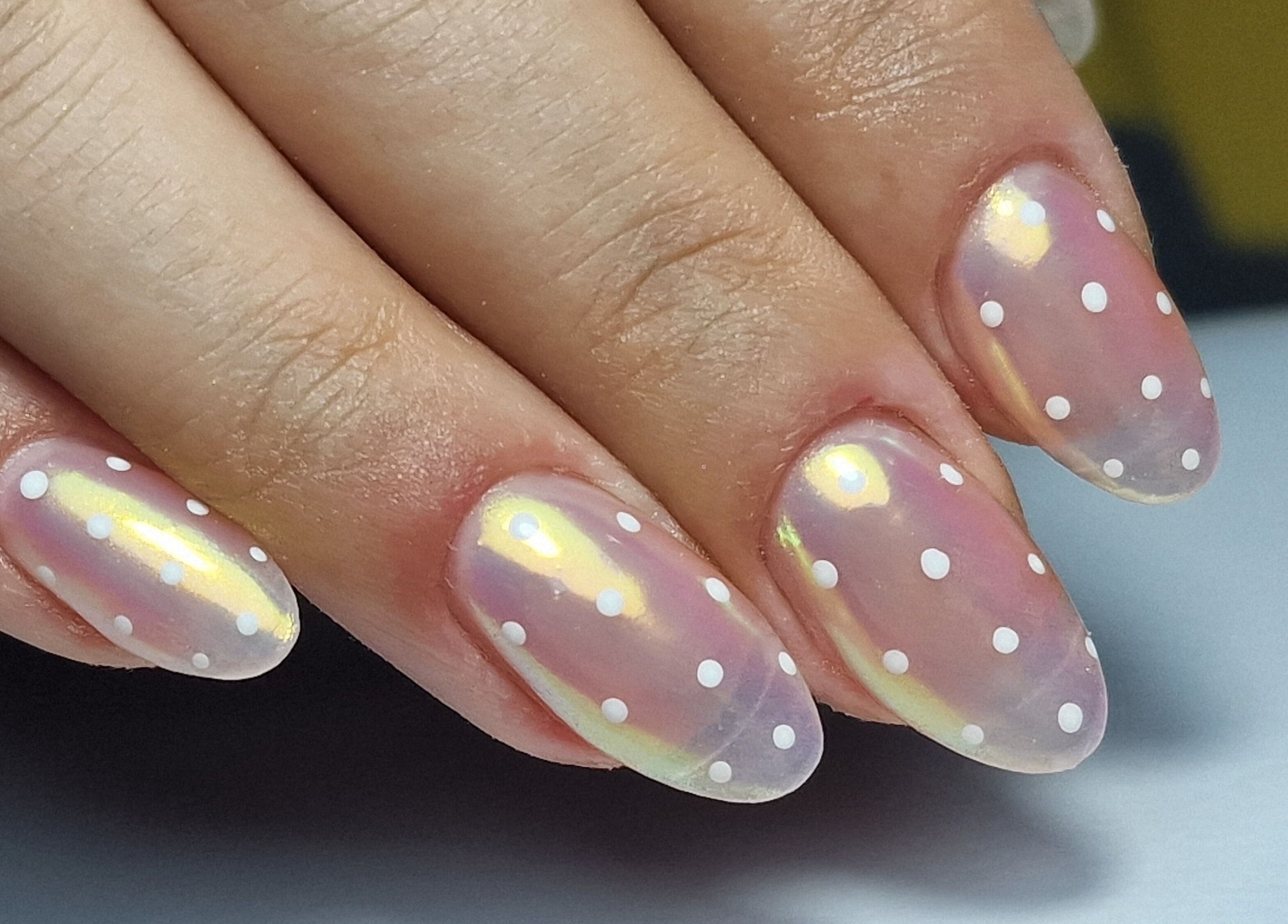 Diseño de uñas con esmalte iridiscente y puntos en Arte y Ashé by Patry Glez, Madrid, Comunidad De Madrid, ES.