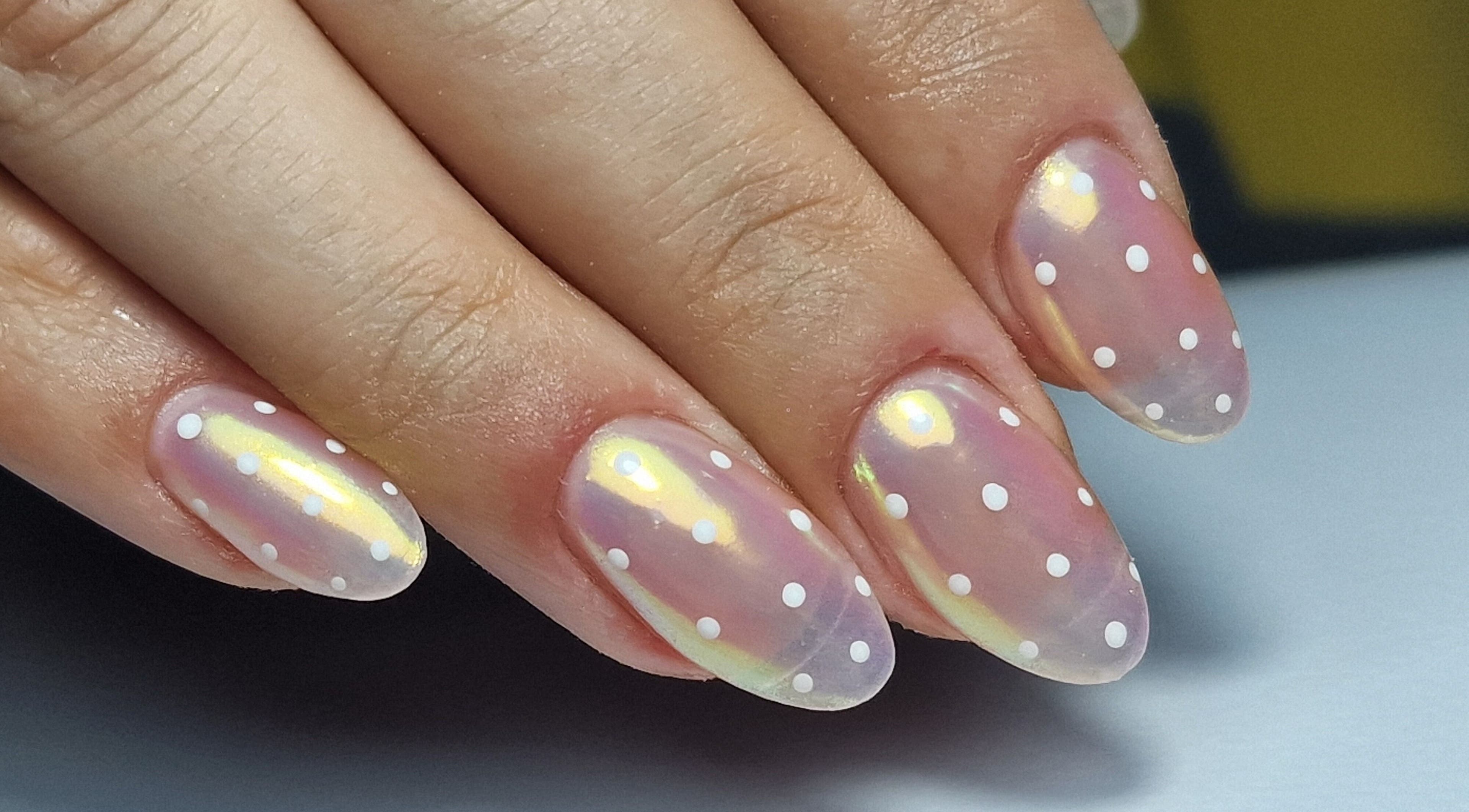 Diseño de uñas con esmalte iridiscente y puntos en Arte y Ashé by Patry Glez, Madrid, Comunidad De Madrid, ES.