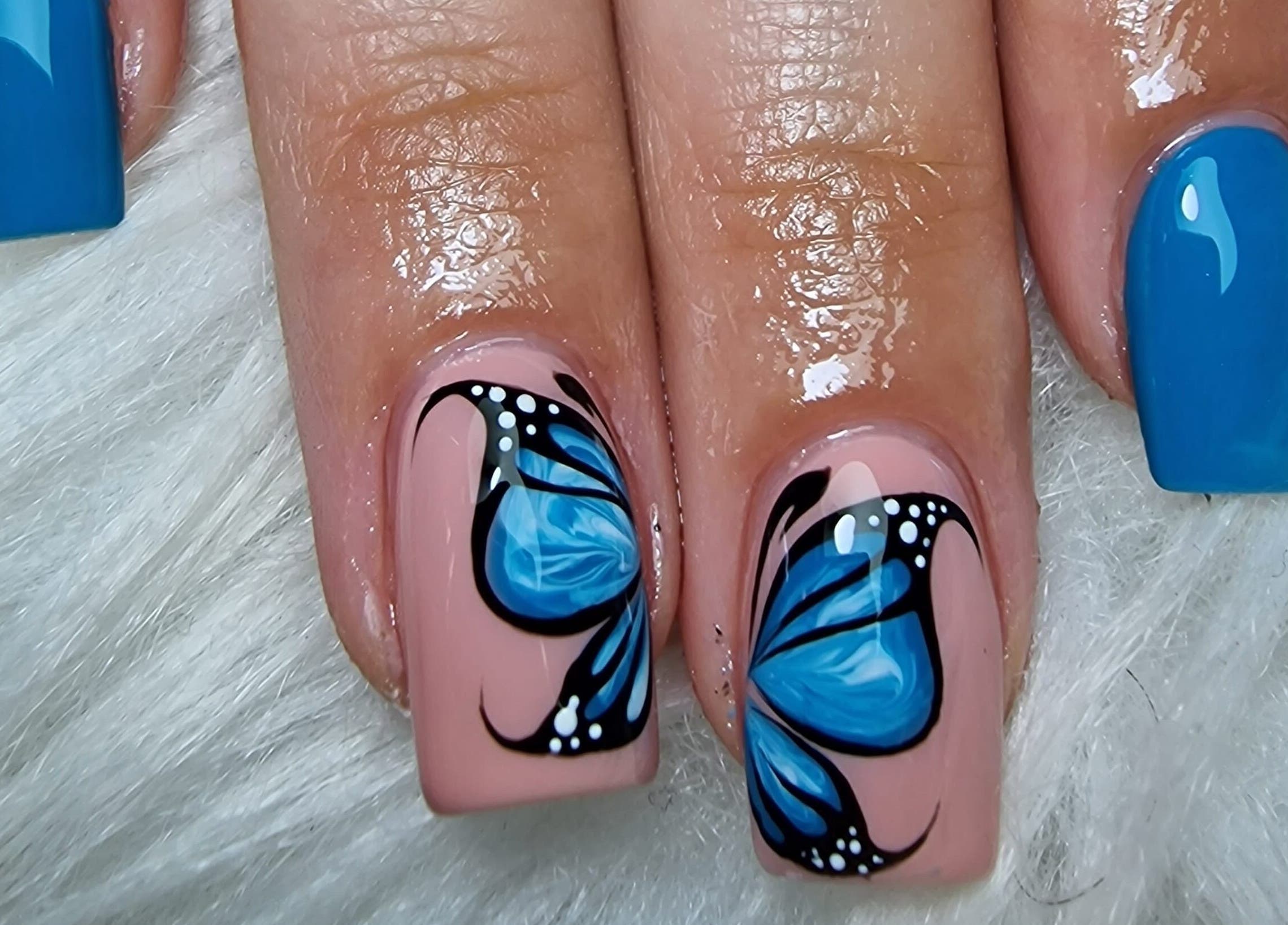 Diseño de uñas con mariposas azules en Arte y Ashé by Patry Glez, Madrid, Comunidad De Madrid, ES.