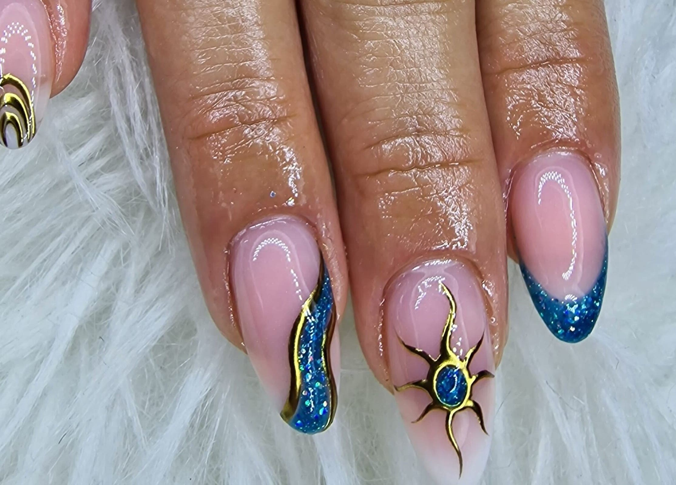 Diseño de uñas artístico con azul y dorado en Arte y Ashé by Patry Glez, Madrid, Comunidad De Madrid, ES.