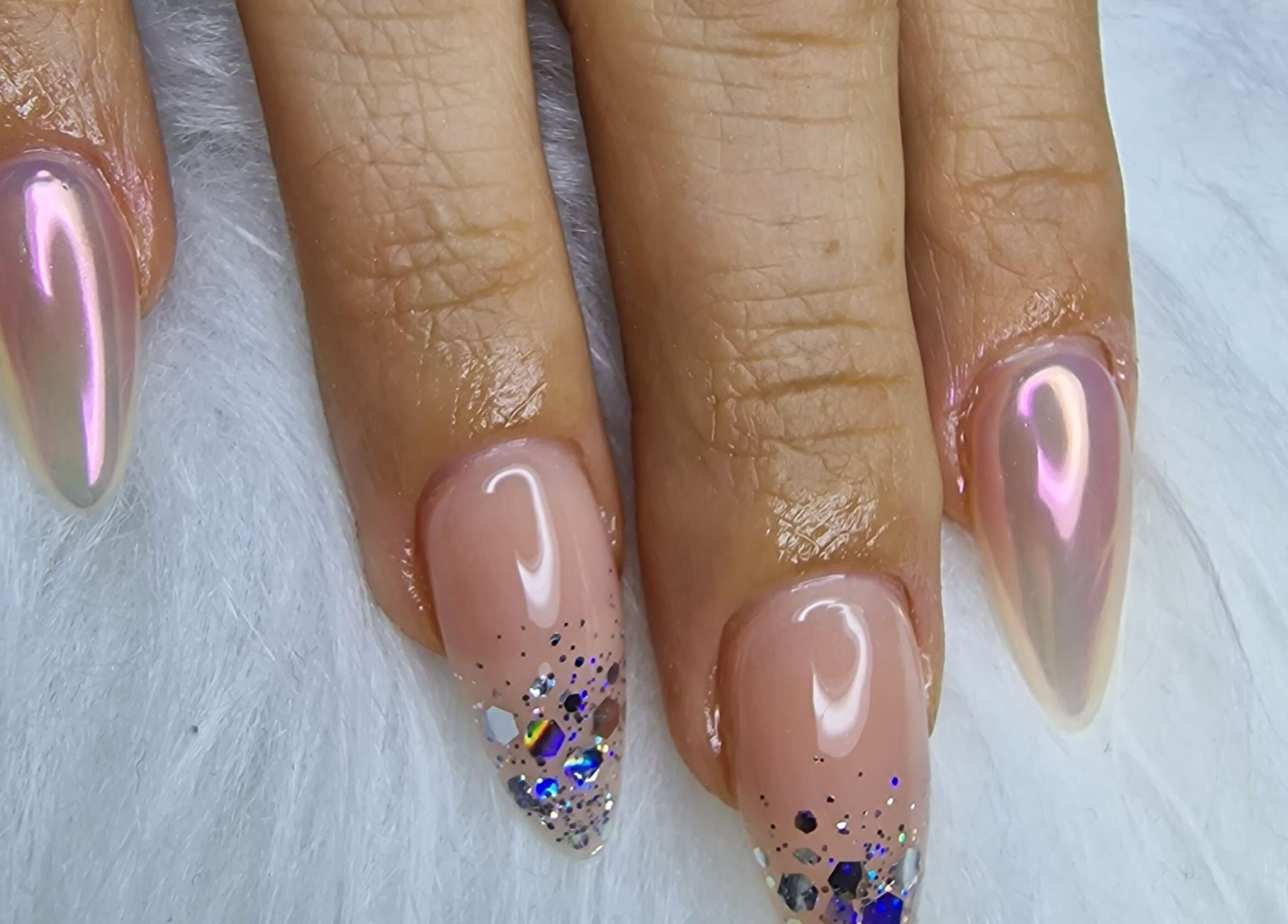 Uñas iridiscentes y con brillo en Arte y Ashé by Patry Glez, Madrid, Comunidad De Madrid, ES.