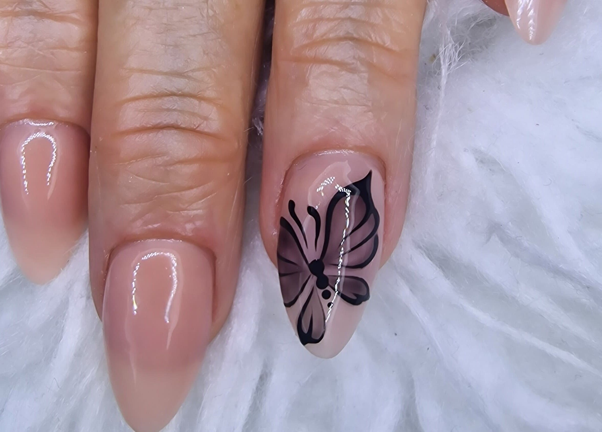 Arte y Ashé by Patry Glez en Madrid, Comunidad De Madrid, ES: diseño de uñas con mariposa negra.