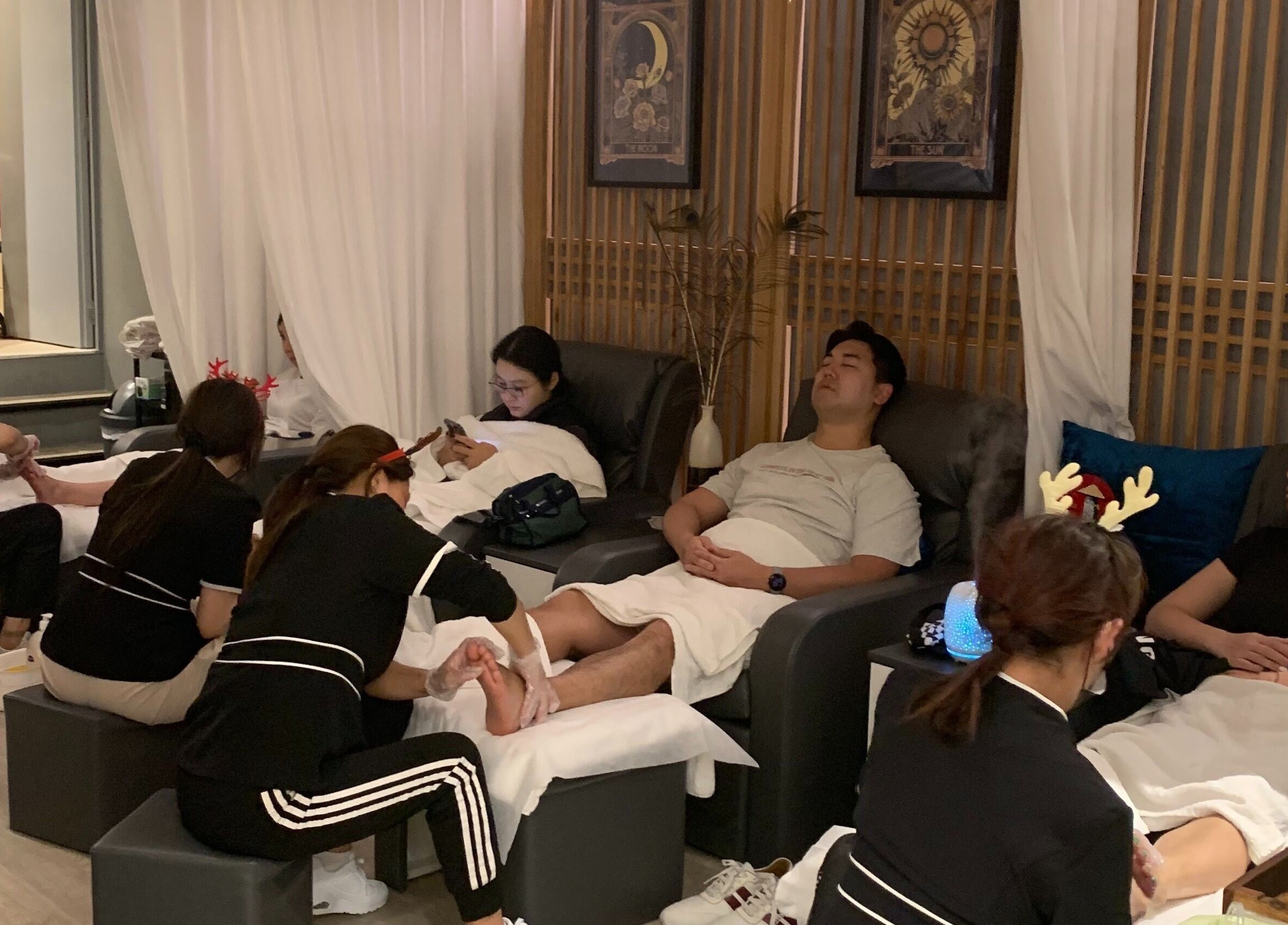 Relaxing foot massages at Zen Massage & Reflexology in Chatswood, New South Wales, AU for holistic wellness.