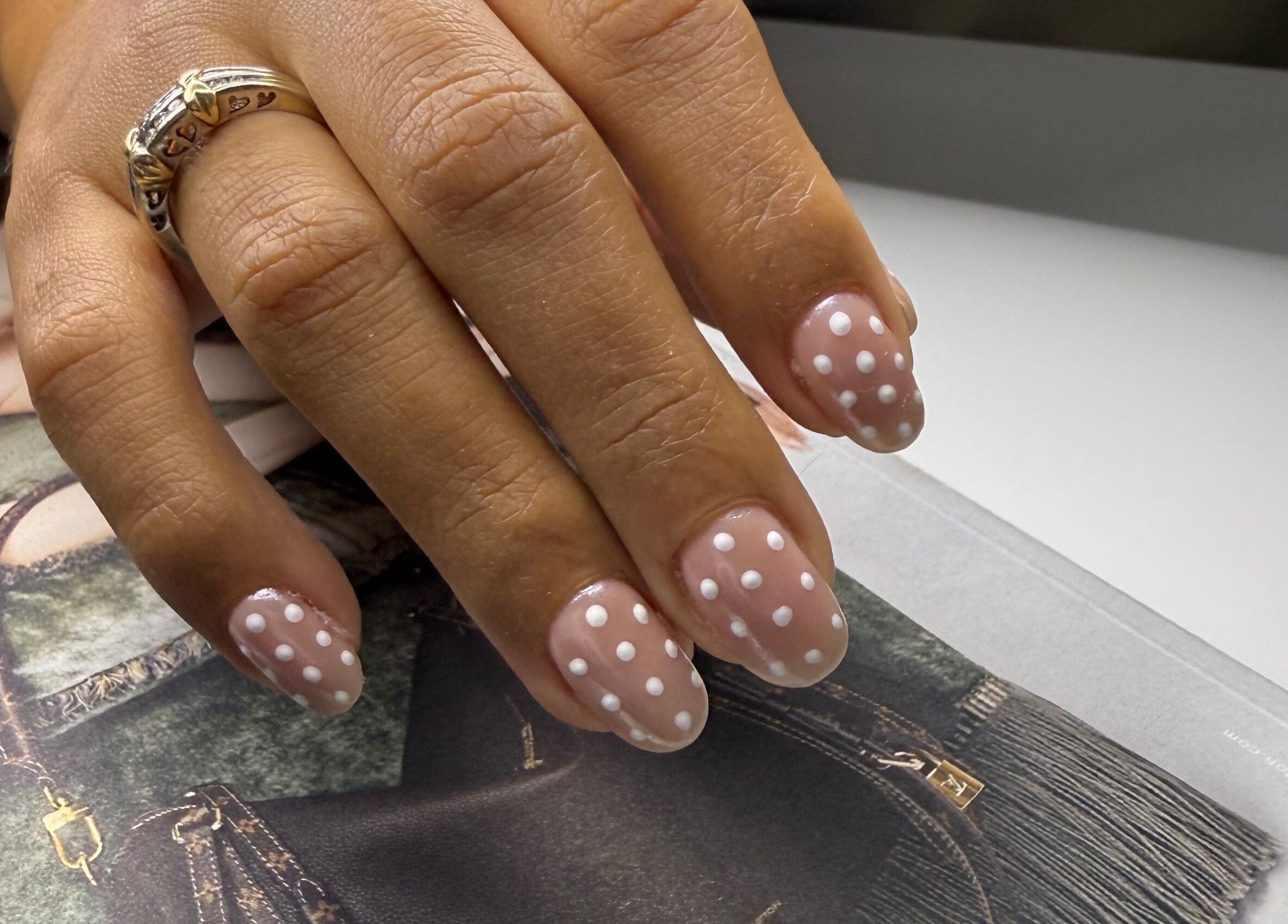 Nail art à pois blanc sur ongles à Éternails, Montréal, Québec, CA