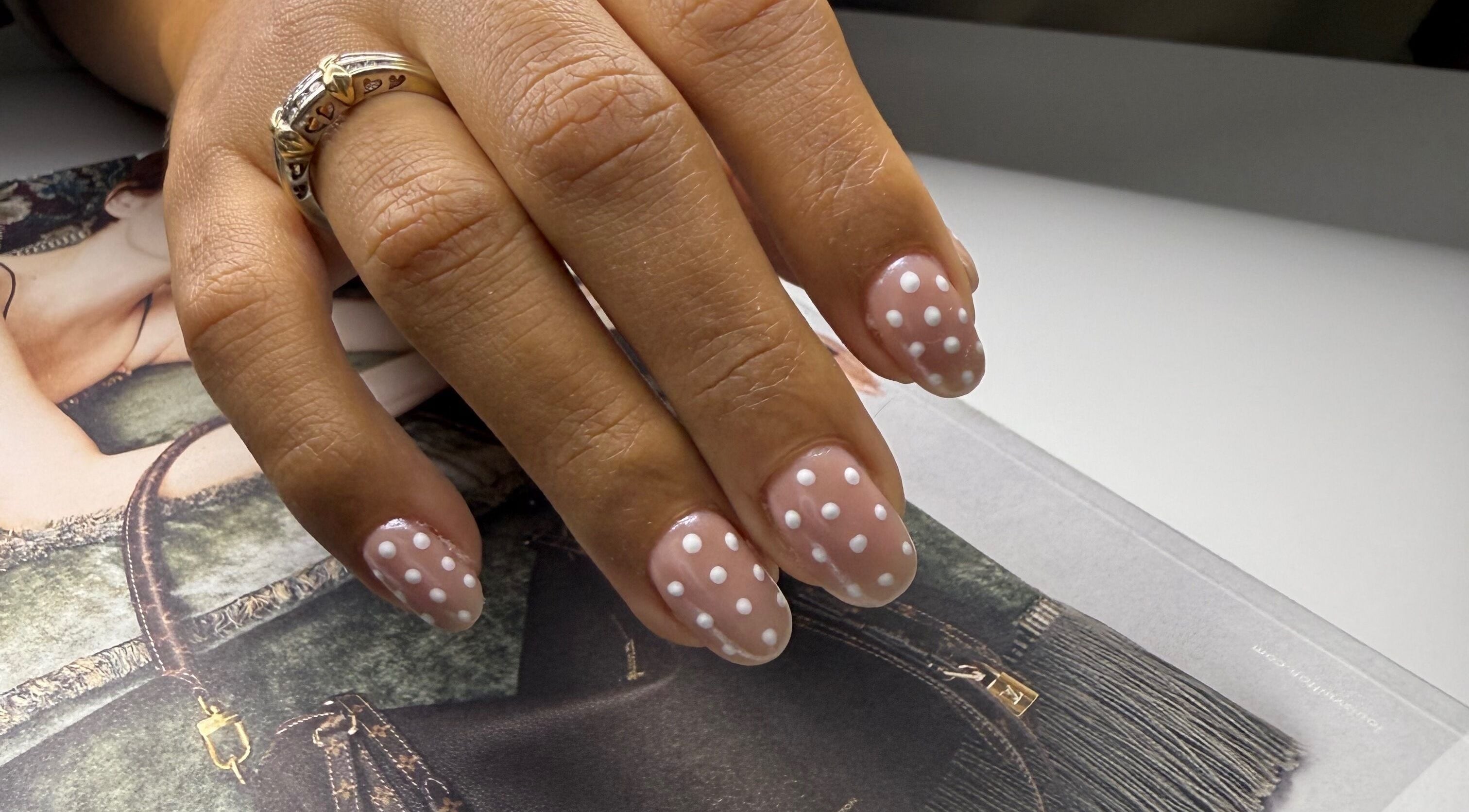 Nail art à pois blanc sur ongles à Éternails, Montréal, Québec, CA