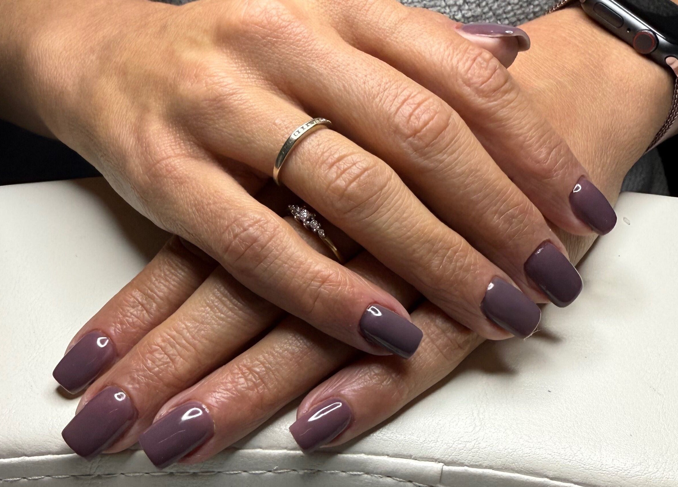 Manucure élégante chez Éternails à Montréal, Québec, CA, présentant des ongles soignés et polis.