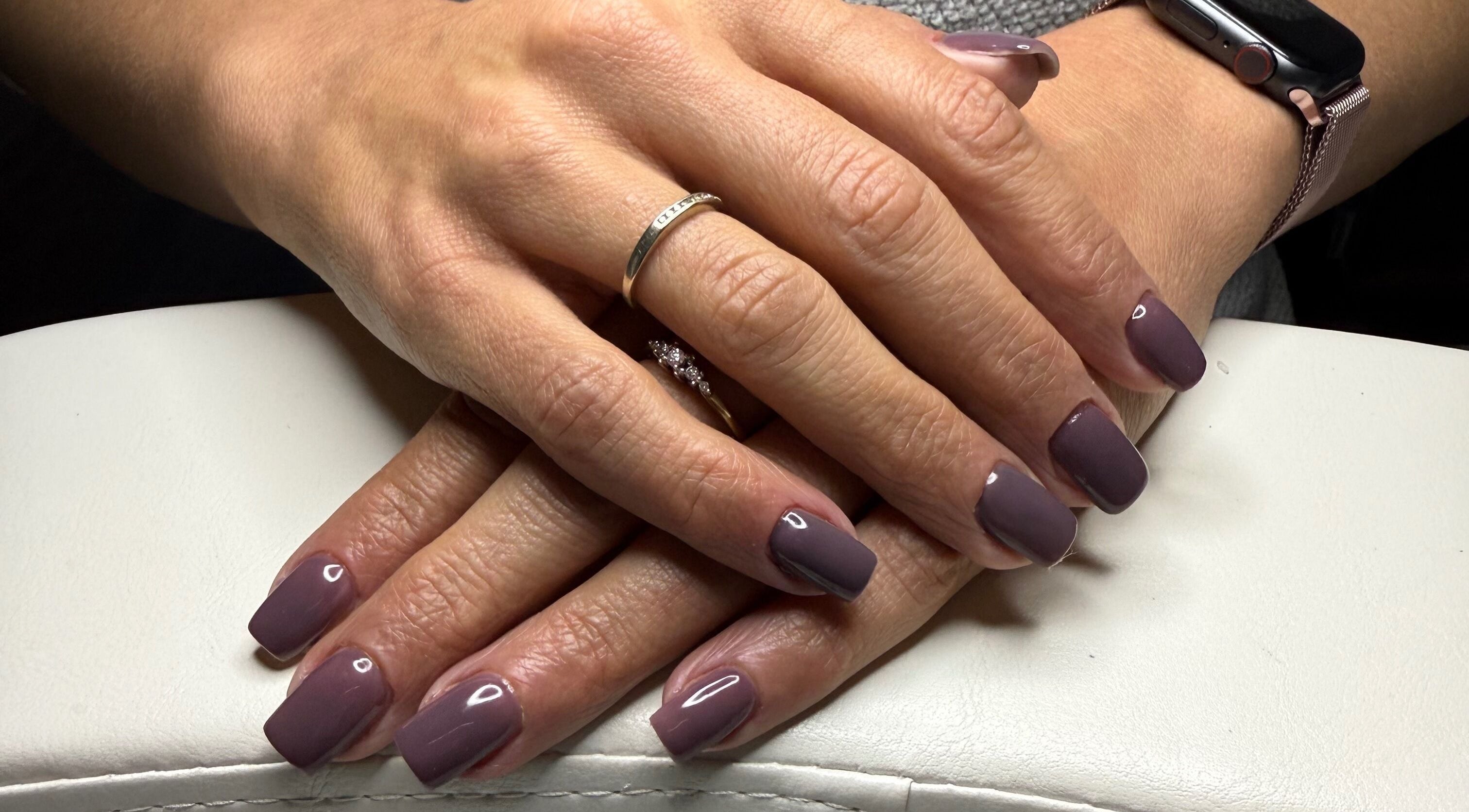 Manucure élégante chez Éternails à Montréal, Québec, CA, présentant des ongles soignés et polis.