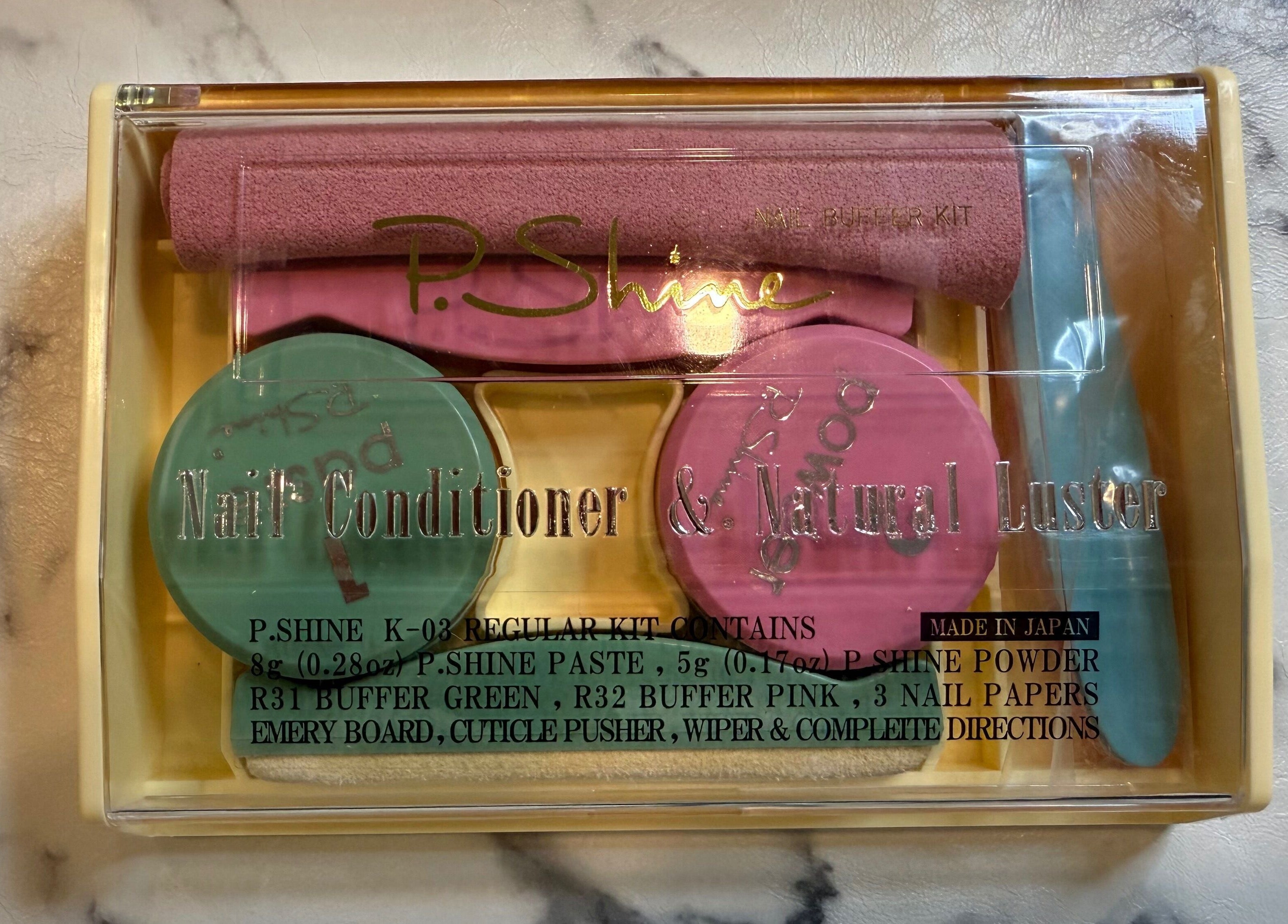 Kit d'entretien des ongles Éternails à Montréal, Québec, CA sur une table en marbre.