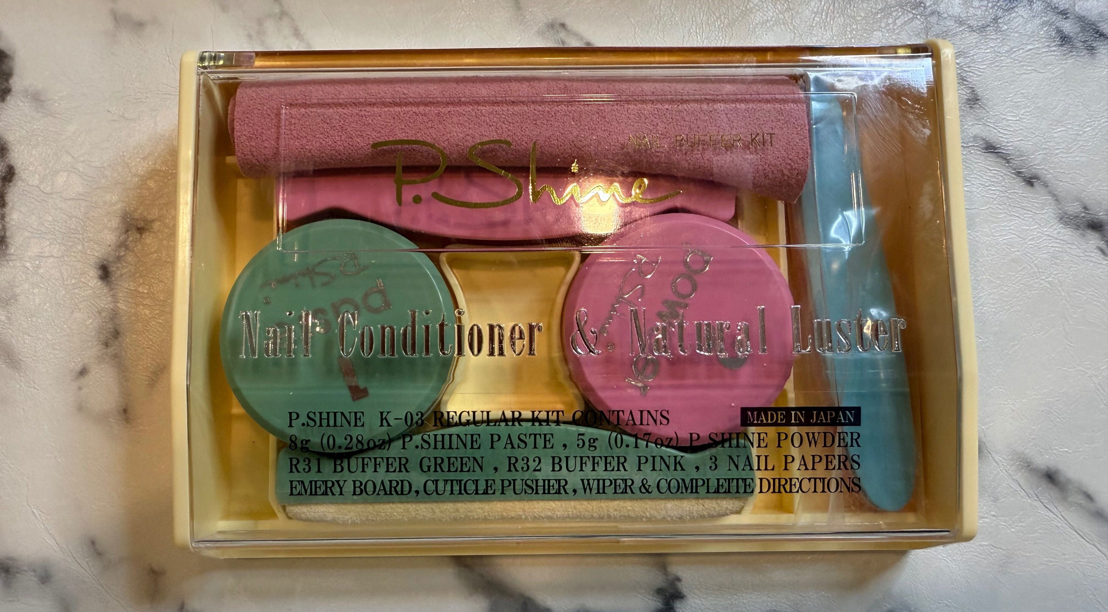 Kit d'entretien des ongles Éternails à Montréal, Québec, CA sur une table en marbre.