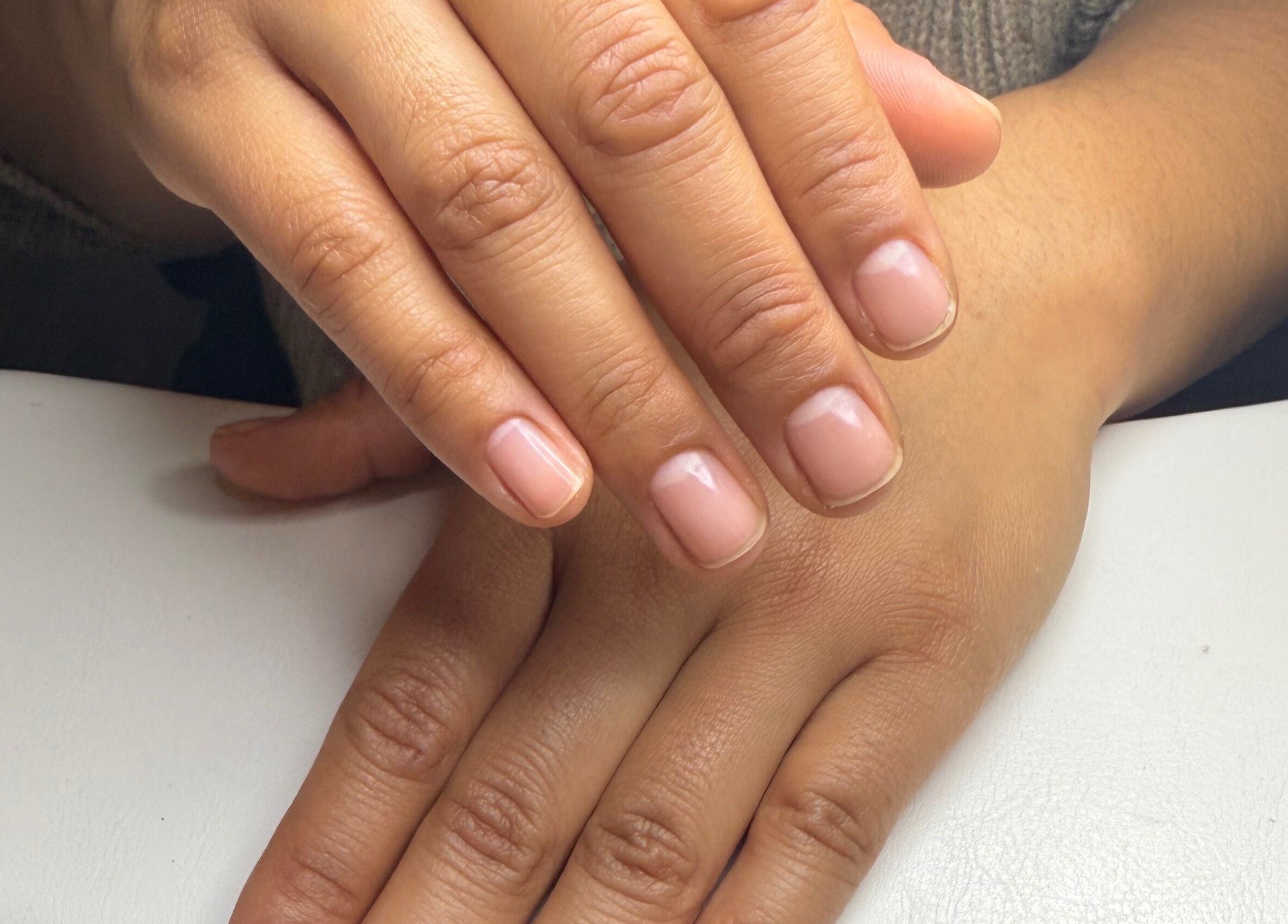 Mains soignées avec vernis naturel chez Éternails, Montréal, Québec, CA.