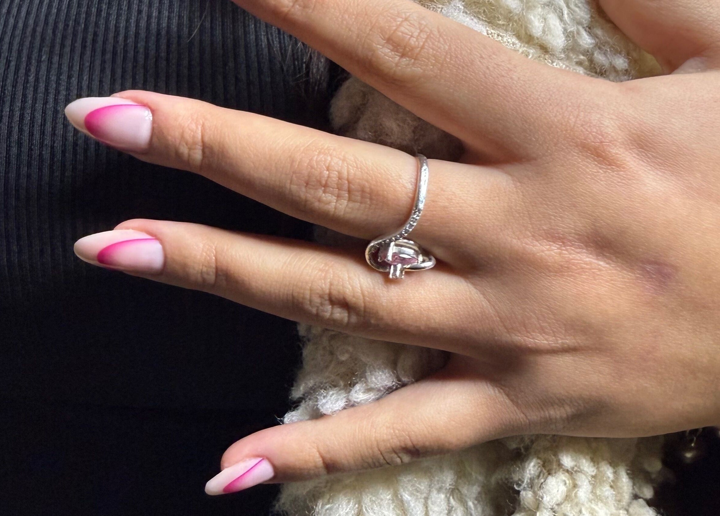 Manucure élégante avec détails roses à Éternails, Montréal, Québec, CA.