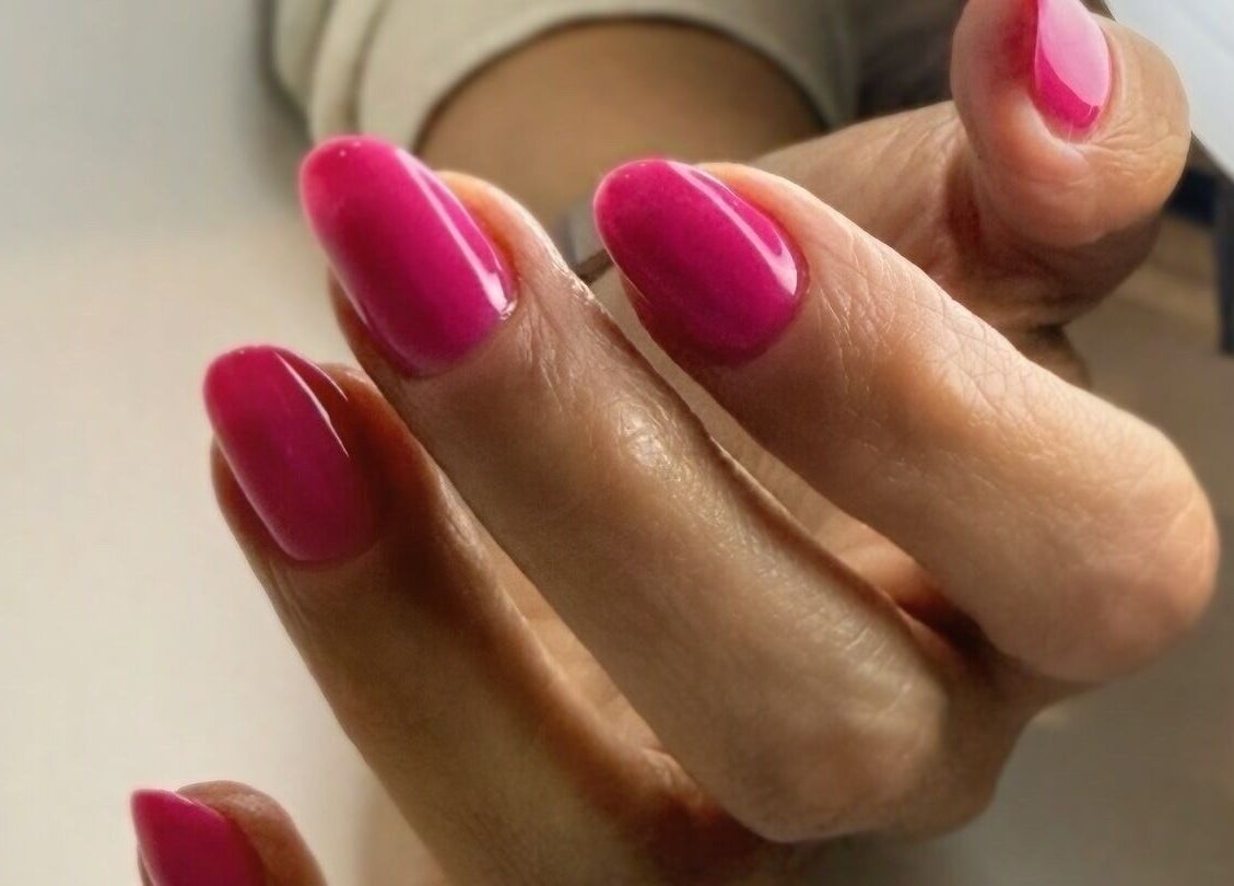 Vue de près de manucure rose éclatante chez Éternails, Montréal, Québec, CA.