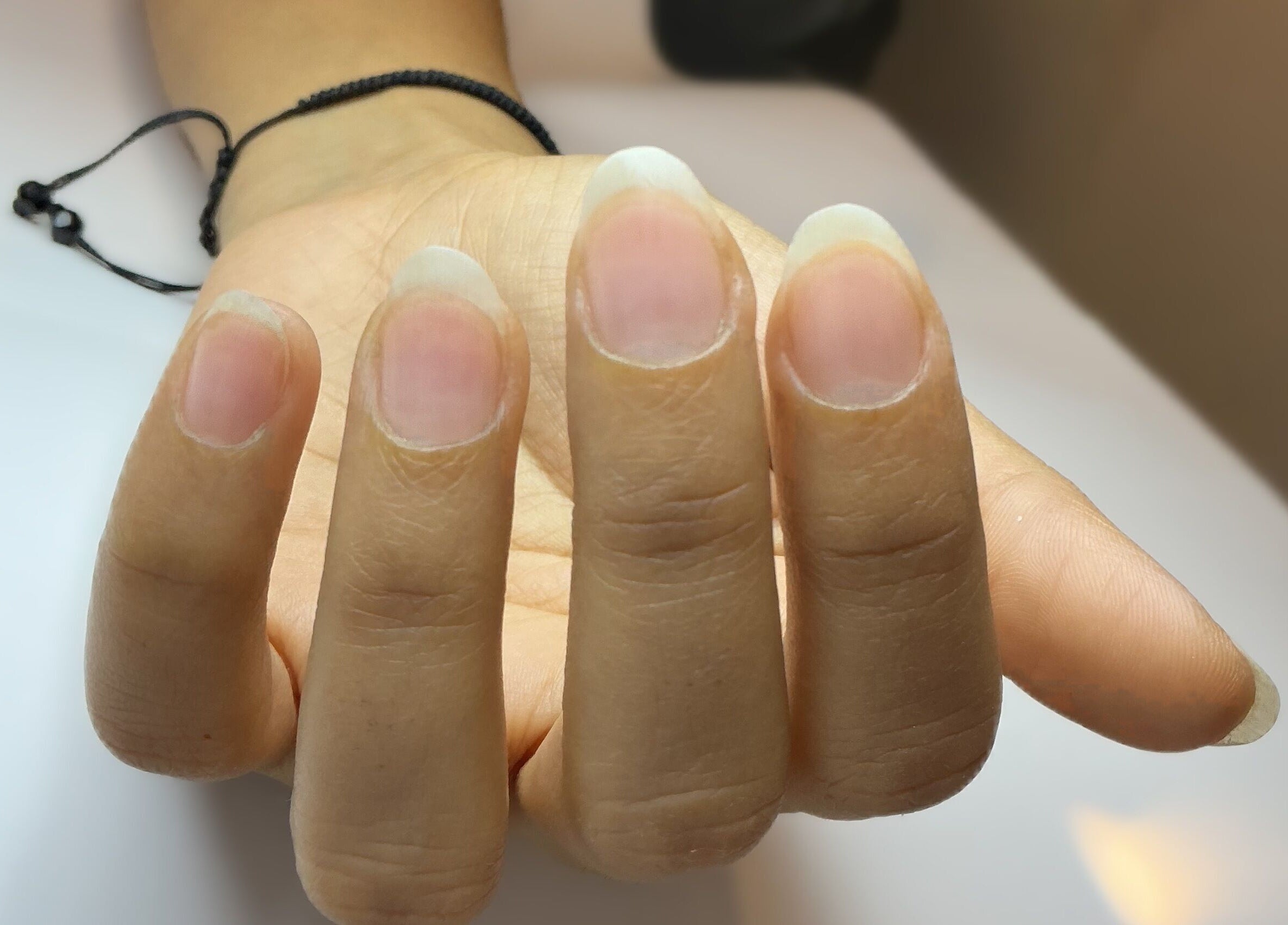 Vue de profil de beaux ongles naturels à Éternails, Montréal, Québec, CA, mettant en valeur des soins experts.