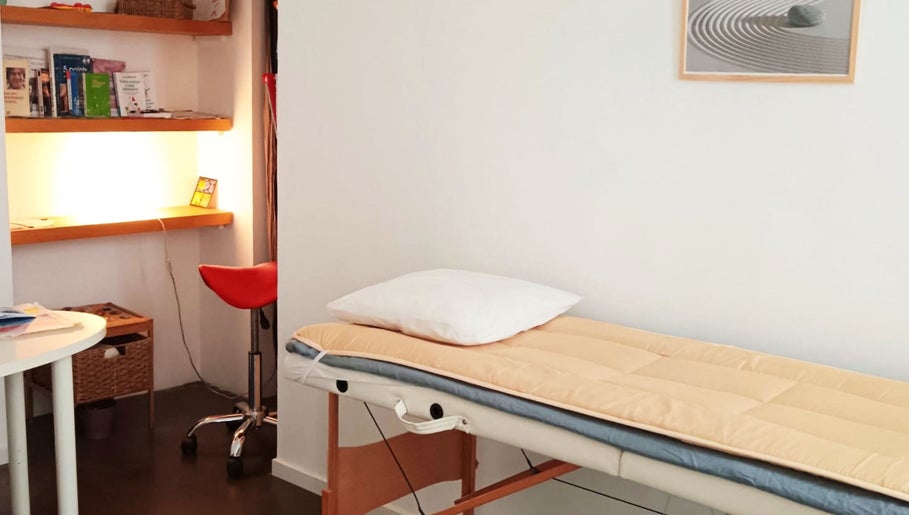 Salle de massage à Camzo Ayurvéda, Lyon, Auvergne-rhône-alpes, FR, avec table de soin et lumière apaisante.